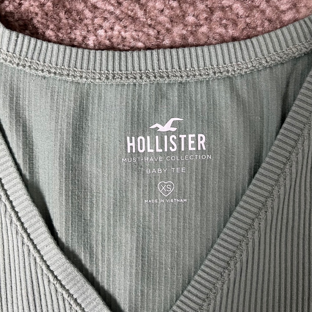 Hollister Must Have Collection Ribbed V Neck Baby Tee Mint Green XS - Picture 2 of 6